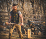 Josh Tyler hackt Holz in der Ketchum-Wollweste.