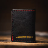 Auf der Rückseite der Gambler-Brieftasche „Rockefeller“ ist die Folienprägung „American Made“ zu sehen.