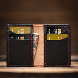 Spelarens plånbok som visar att den kan bära kontanter och upp till 12 kreditkort. 