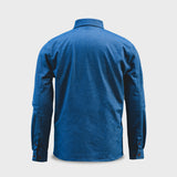 Rückseite des blauen Hemdes mit Zwickelärmeln.
