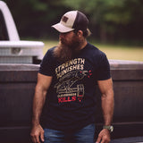 Josh Tyler trägt das T-Shirt „Strength Punishes, Cleverness Kills“, während er vor der Heckklappe eines Lastwagens steht.