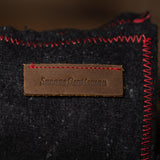 Étiquette en cuir cousue sur la couverture en laine Savage Gentleman.